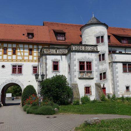 Seitenansicht mit Schlosstor von Schloss Liebenstein