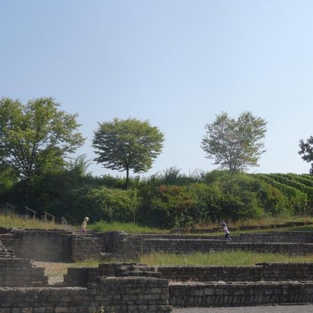 Römischer Gutshof und spielende Kinder