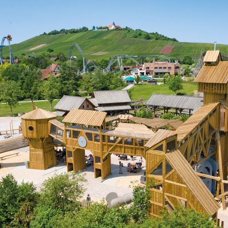 Großer Kinderspilplatz Sägewerk im Erlebnispark Tripsdrill mit dem Michaelsberg im Hintergrund