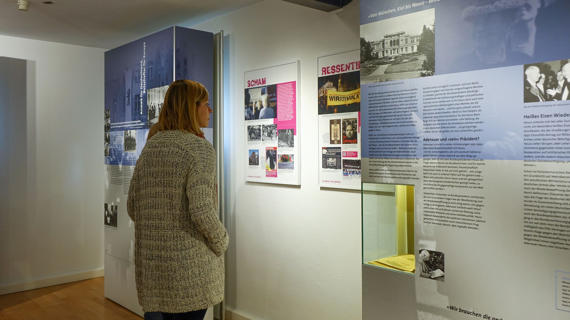 Junge Frau betrachtet Ausstellung im Theodor Heuss Museum