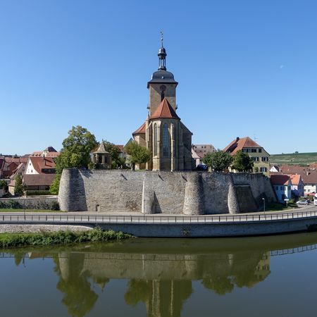 Regiswindiskirche in Lauffen mit Blick über den Neckar