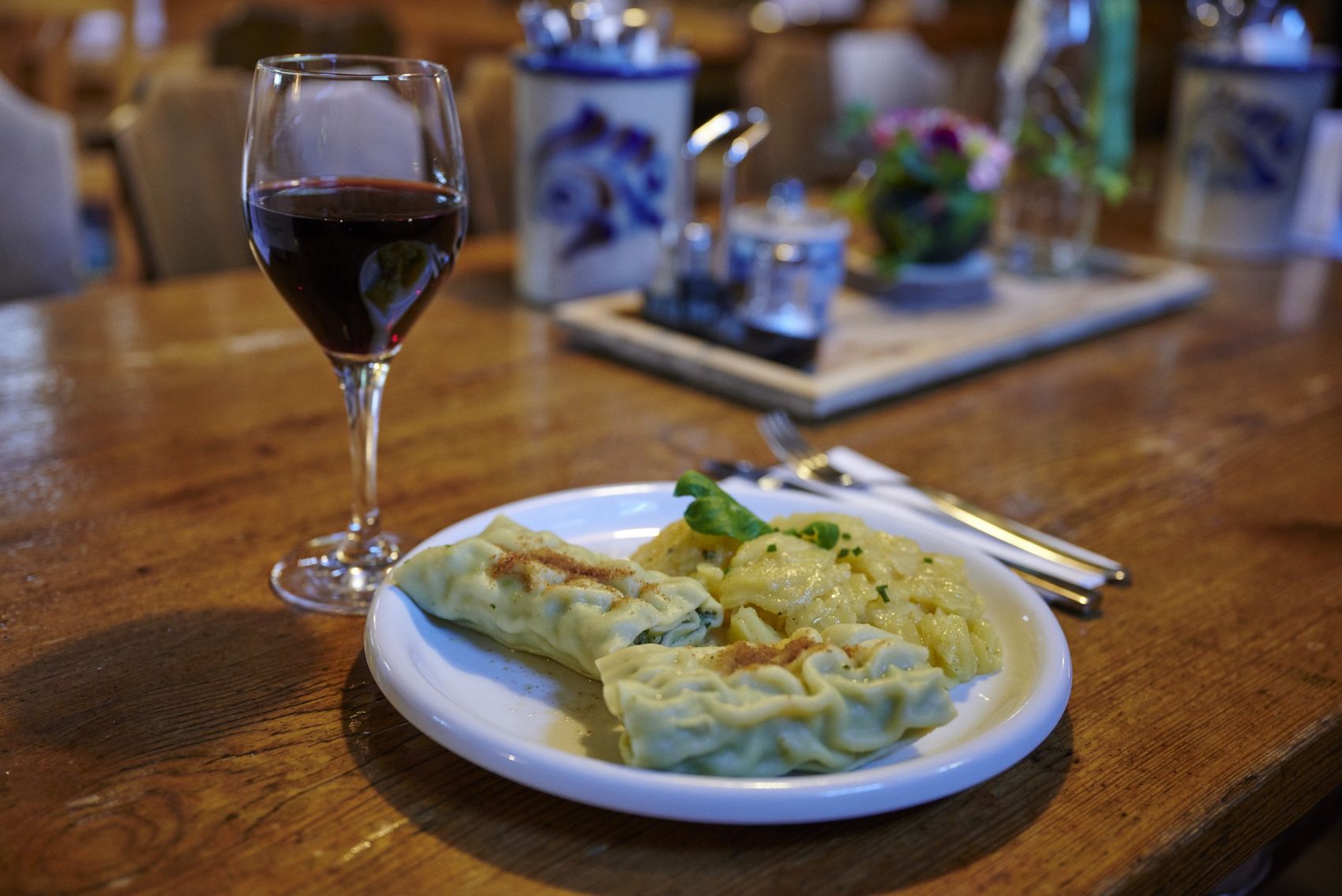 Gastronomie Teller mit Essen und ein Weinglas mit Rotwein