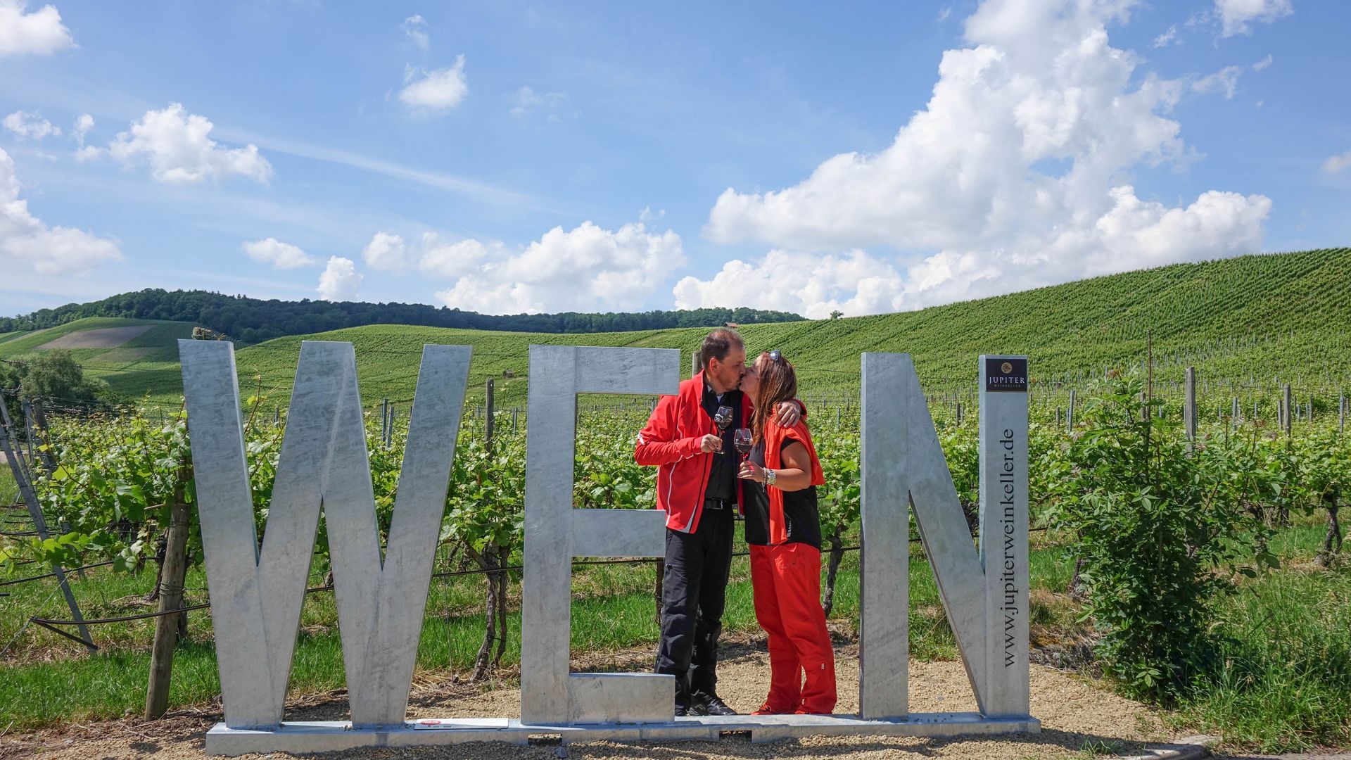 Pärchen küsst sich im WEIN-Fotospot