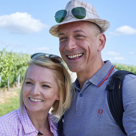 Nahaufnahme lachendes Paar auf Wanderweg zwischen Weinbergen