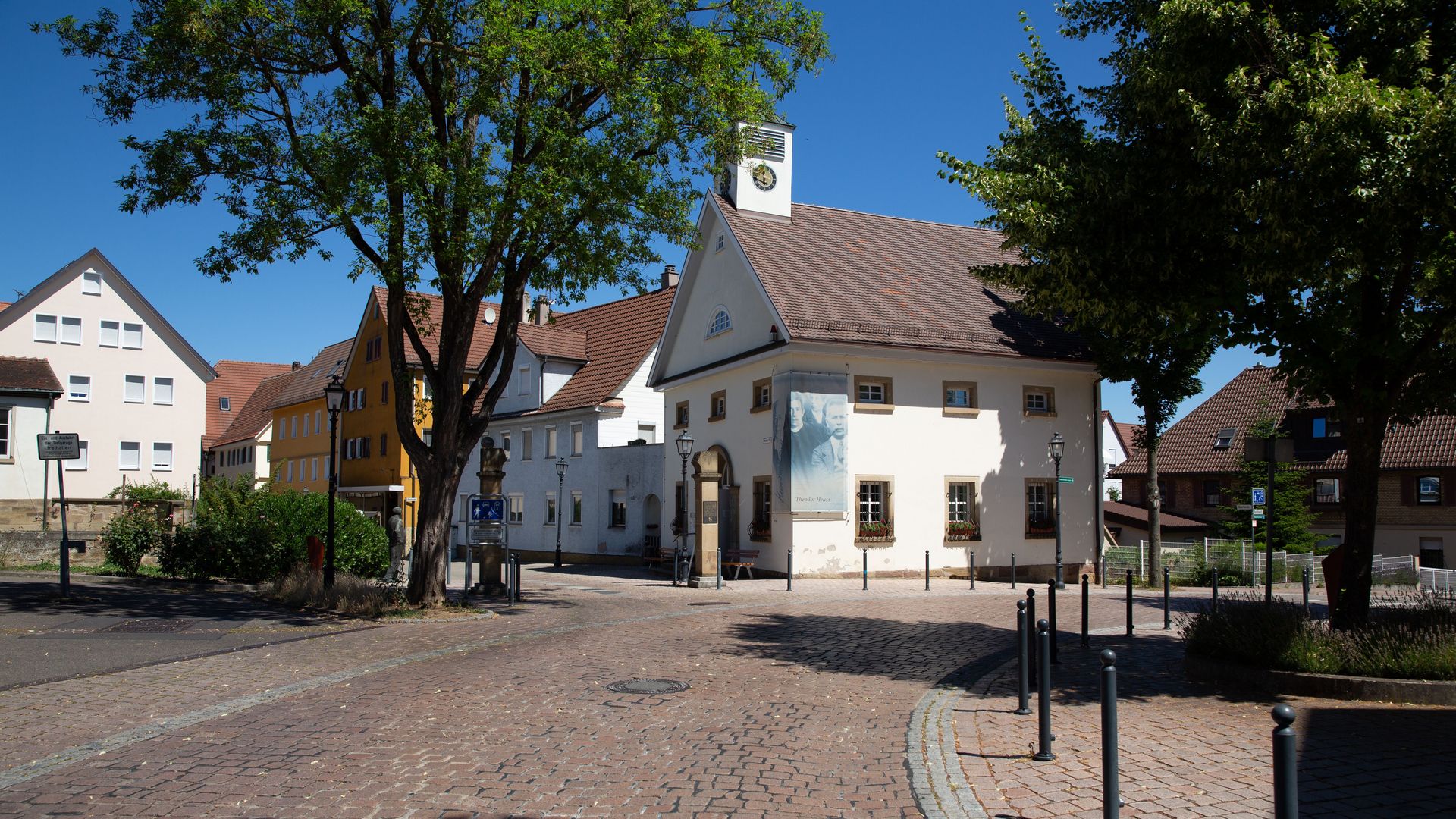 Gepflasterte Straße mit Theodor Heuss Museum